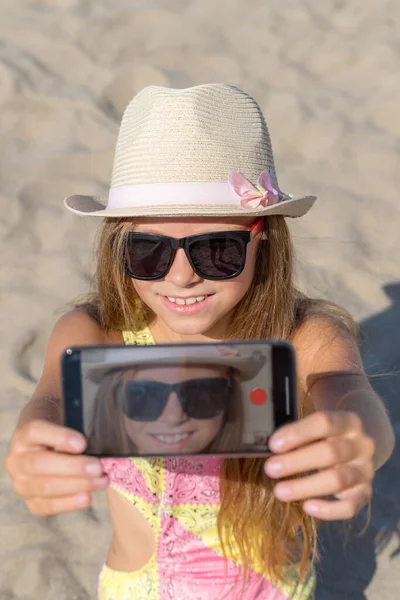 Girl Makes Portrait Smartphone Beach Vertical Shot —  Fotos de Stock