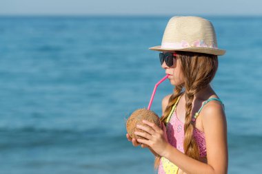 Hindistancevizli ve Türk sahilinde pipetli şirin bir kızın portresi..