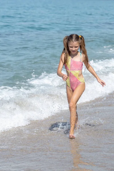 Happy Little Girl Runs Cleopatra Beach Alanya Turkey Vertical Shot — Stockfoto