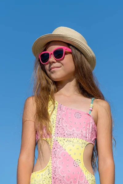 Ein Teenager Badeanzug Sonnenbrille Und Hut Gegen Den Himmel Vertikaler — Stockfoto