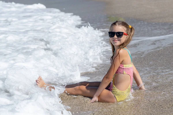 Young Girl Sunglasses Sits Sand Mediterranean Sea — Fotografia de Stock