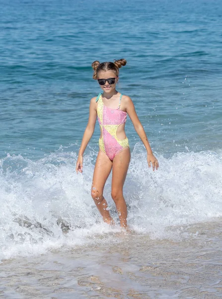 Ein Mädchen Teenageralter Steigt Nach Dem Schwimmen Aus Dem Wasser — Stockfoto