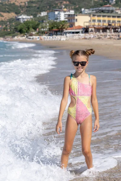 Ein Junges Mädchen Geht Strand Der Türkei Auf Dem Wasser — Stockfoto