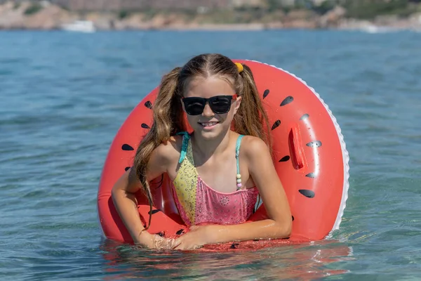 Young Girl Swims Inflatable Ring Sea Rest Sea — Photo