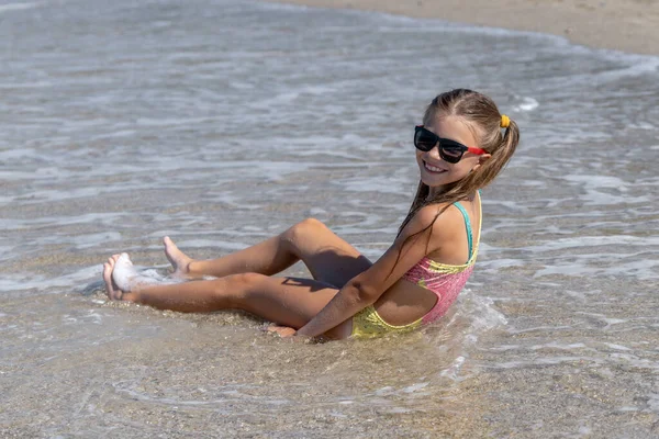 Ein Junges Mädchen Mit Sonnenbrille Sitzt Sand Des Mittelmeeres — Stockfoto