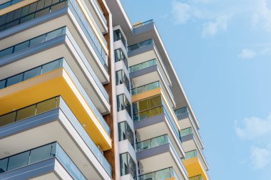 Geniş balkonlu modern bir yerleşim yerinin parçası. Türkiye 'nin güneyinin mimarisi.