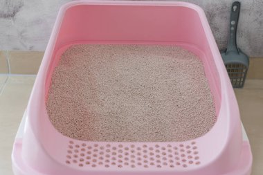 Tuvaletteki çöp kutusuna kedi kumu yığmak..