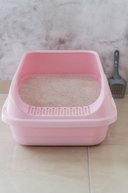 Tuvaletteki çöp kutusuna kedi kumu yığmak..