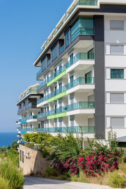 Türkiye 'nin Alanya kentinde modern apartman binaları, yeşil kentsel manzaralı bir yerleşim alanı.