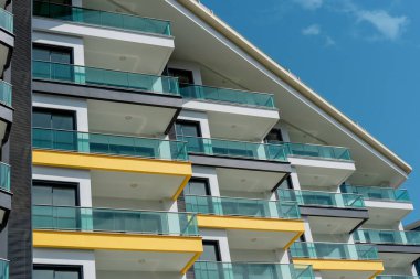 Bir apartmanın dışındaki modern bir apartmanın parçası. Yeni lüks bir evin ve konut kompleksinin ayrıntıları. Kentsel emlak ve apartman mimarisinin bir parçası..