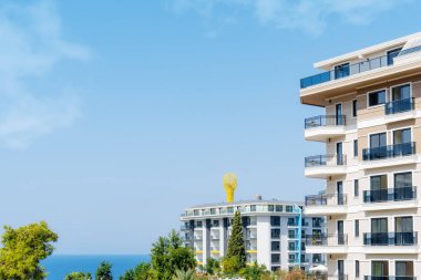 Türkiye 'nin Alanya kentinde modern apartman binaları, yeşil kentsel manzaralı bir yerleşim alanı.