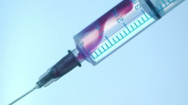 Enjeksiyon Sıvısını Mavi Şırınga Arkaplanına Kapatın. İlaç iğnesi şırıngası grip aşısı Vial Dose Hipodermik Enjeksiyon Tedavisi Hastalığı İmmün Önleme