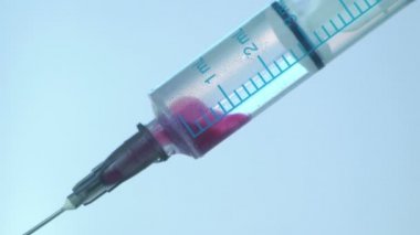 Enjeksiyon Sıvısını Mavi Şırınga Arkaplanına Kapatın. İlaç iğnesi şırıngası grip aşısı Vial Dose Hipodermik Enjeksiyon Tedavisi Hastalığı İmmün Önleme