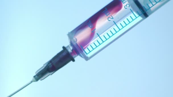 Gros Plan Sur Liquide Injectable Seringue Fond Bleu Médicament Aiguille — Video