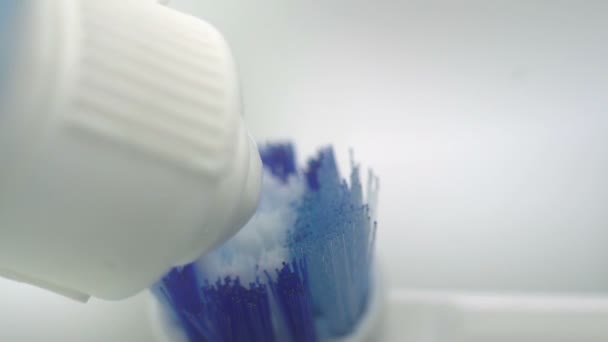 Extremo Close Colocar Pasta Dentes Uma Escova Dentes — Vídeo de Stock