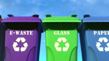 Çevre koruma kavramı. Renkli plastik atık kutuları, mavi gökyüzü arka planı. Ayrı çöp toplama çevreyi kurtarmaya ve çevre kirliliğini azaltmaya yardımcı olur. Döndürülebilir video