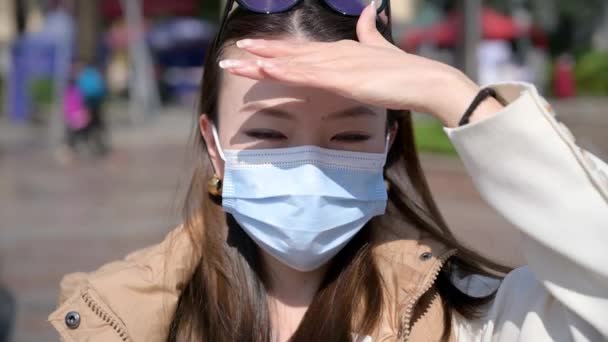 Virusuitbraak Luchtvervuiling Stad Mooie Jonge Vrouw Draagt Gezichtsbescherming Masker Straat — Stockvideo