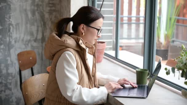 Kinesisk Affärskvinna Glasögon Frilansande Kafé Nära Fönstret Med Laptop Jobbar — Stockvideo