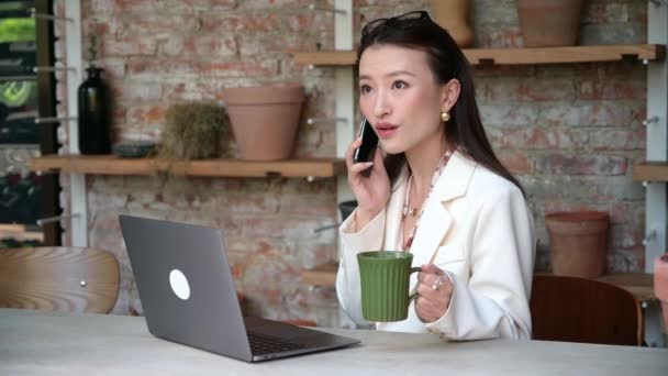 Mulher Negócios Freelance Com Seu Laptop Manhã Bebendo Uma Grande — Vídeo de Stock