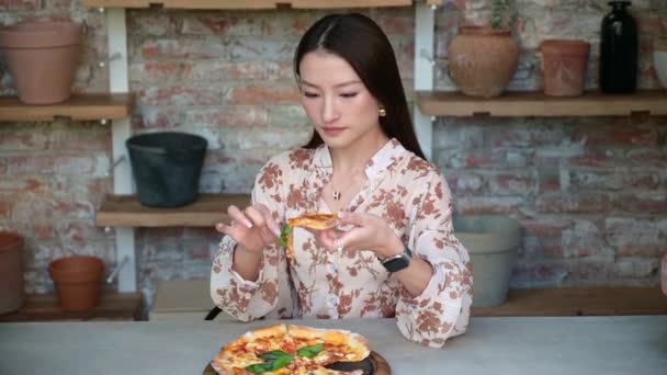 Ritratto Splendida Donna Asiatica Cinese Nel Ristorante Che Mangia Pizza — Video Stock
