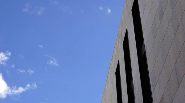 Moderne Gevel Met Ramen Tegen Lucht — Stockfoto