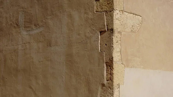 Taş bina cephesinin köşesinde.