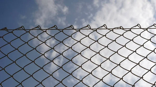 Gitternetz Gegen Bewölkten Himmel — Stockfoto