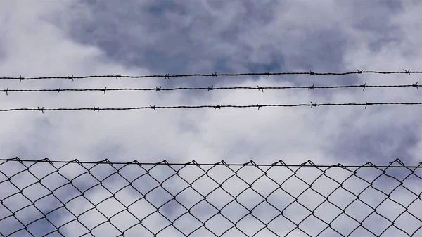 Grille Fil Barbelé Contre Ciel Nuageux — Photo