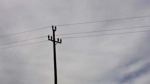 Pólo Elétrico Baixa Tensão Contra Céu Nuvem — Fotografia de Stock