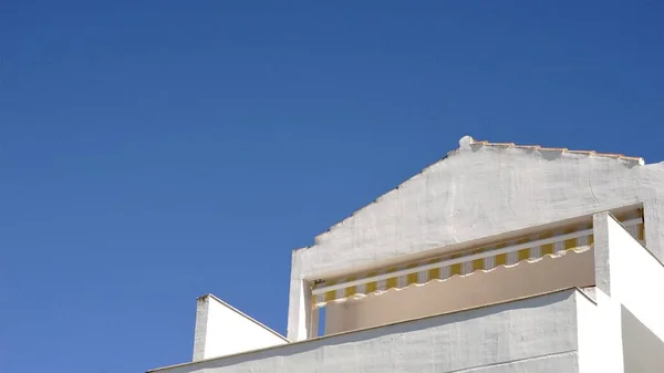 白い家空に対してコーニス — ストック写真