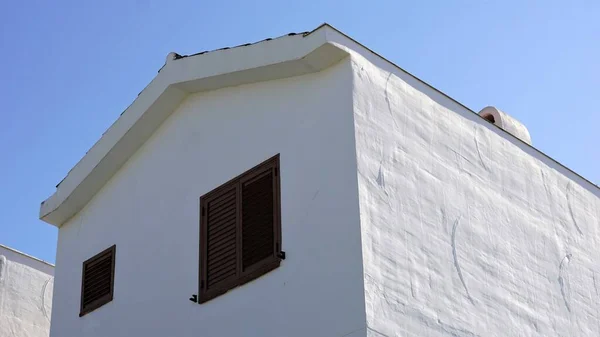 Facciata Della Casa Bianca Con Finestra Contro Cielo Blu — Foto Stock