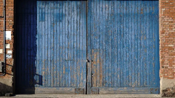 Wiejskie Drewniane Drzwi Budynku Przemysłowym — Zdjęcie stockowe