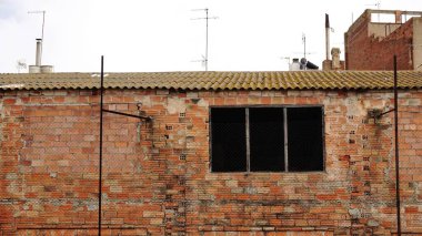 Gökyüzüne karşı terk edilmiş tuğla ev cephesi
