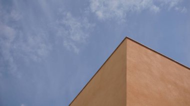 Bulutlu gökyüzüne karşı binaların köşesi