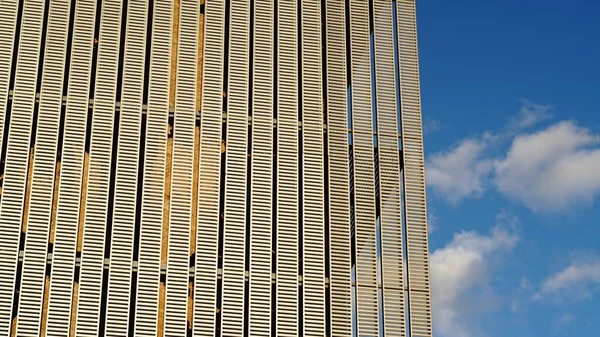 Geventileerde Gevel Tegen Bewolkte Lucht — Stockfoto