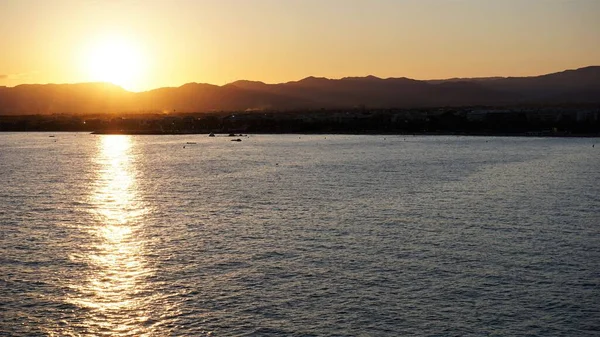 Puesta Sol Sobre Mar Entre Montañas —  Fotos de Stock