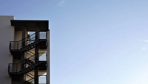 Escaliers Extérieurs Bâtiment Façade Contre Ciel — Photo