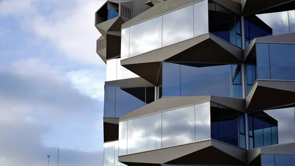 Edificio Moderno Con Fachada Vidrio Contra Cielo Nublado —  Fotos de Stock