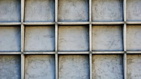 コンクリートの壁に正方形のスラブ — ストック写真
