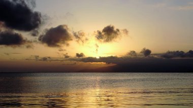 günbatımı denize bulutlar ile