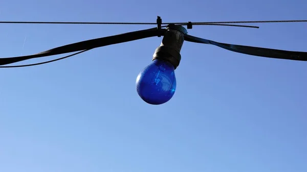 Lâmpada Azul Contra Fundo Céu Azul — Fotografia de Stock