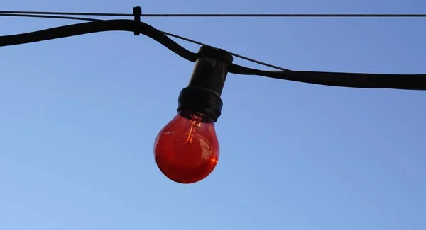 Красная Лампочка Против Неба — стоковое фото