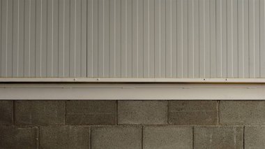 Arkaplan olarak sanayi duvarı