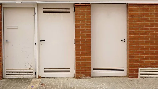 Служебные Двери Красного Кирпича — стоковое фото