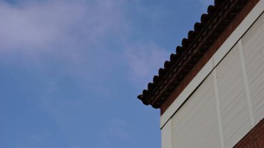 Kiremit çatı gökyüzüne karşı
