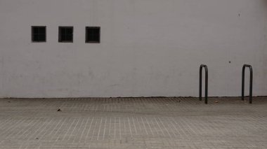 Beyaz duvarlı şehir kaldırımı