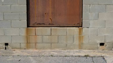 Duvarda ve kapıda pas izleri var.