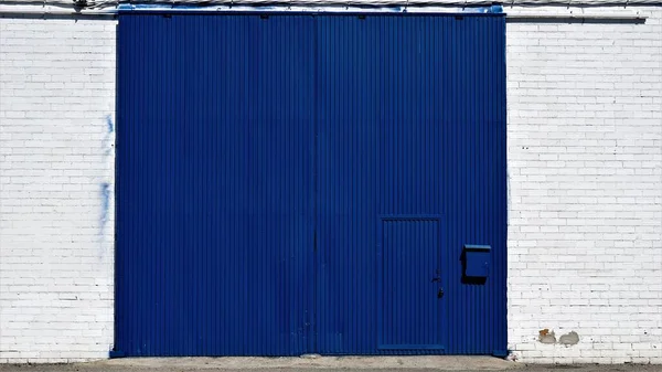 Porta Industriale Blu Facciata Bianca — Foto Stock