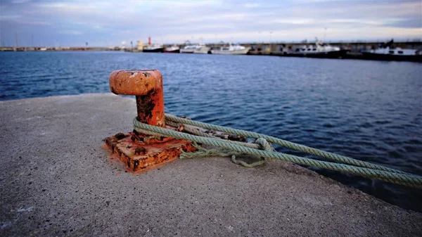 Amarre Rouge Avec Corde Dans Port — Photo
