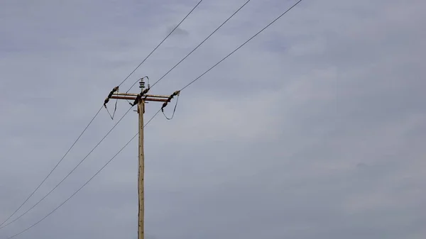 Düşük Voltajlı Elektrik Direği Gökyüzüne Karşı — Stok fotoğraf